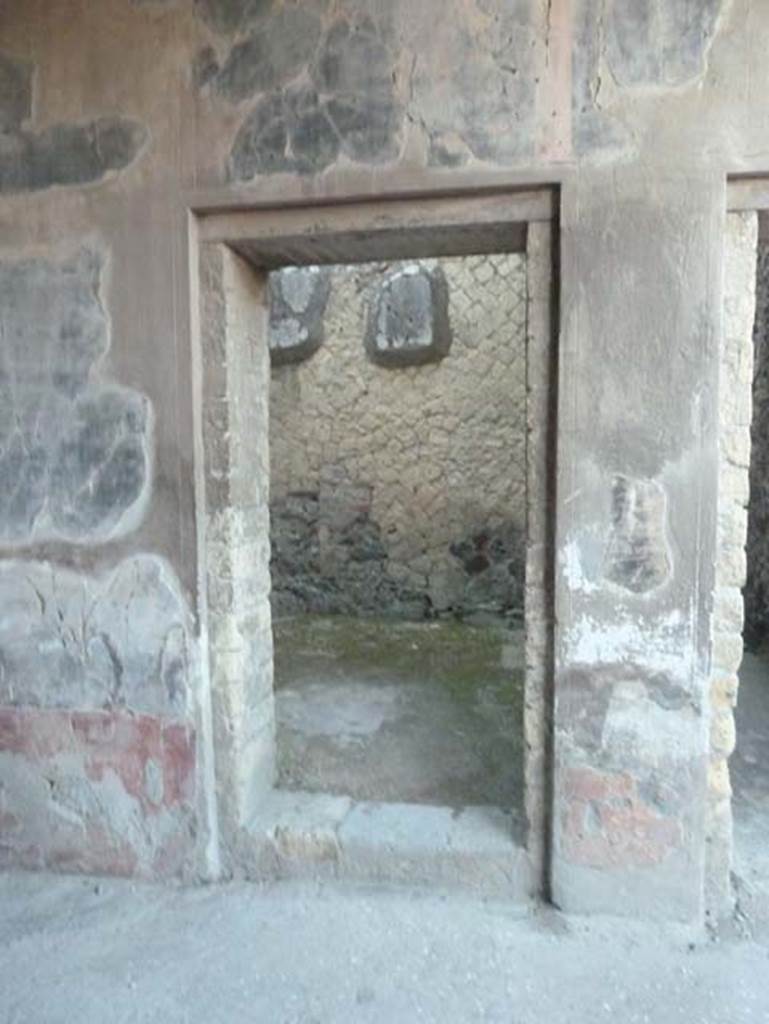 Ins. V 35, Herculaneum, September 2015. Doorway to cubiculum 5, in north wall of Ala 10.