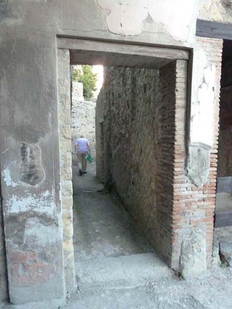 Ins. V 35, Herculaneum, September 2015. Doorway to corridor 8.