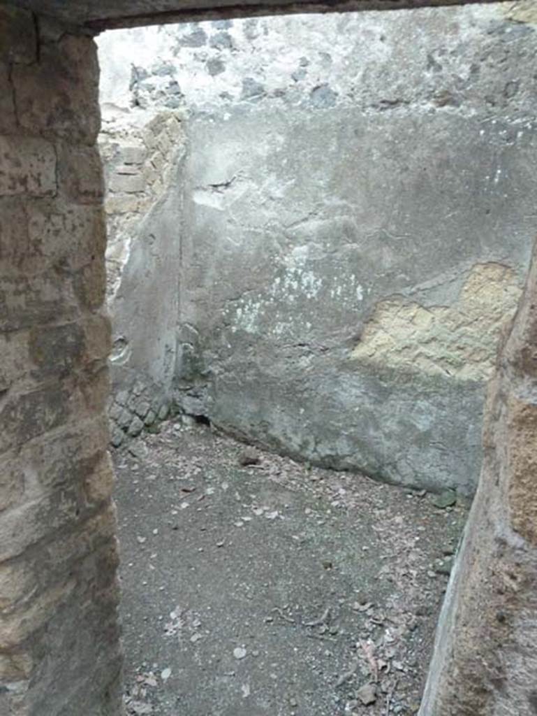 Ins. V 35, Herculaneum, September 2015. Doorway into cubiculum 7, on east side of corridor 8.