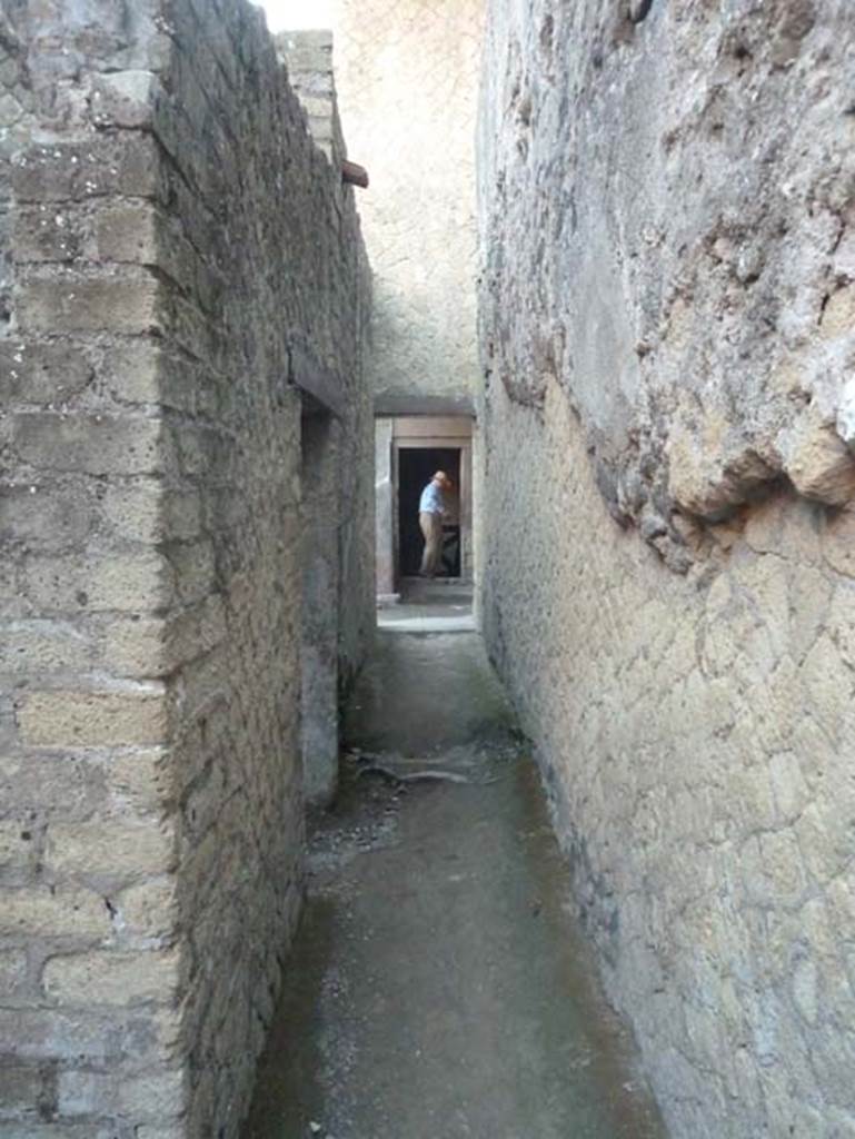 Ins. V 35, Herculaneum, September 2015. Corridor 8, looking south past doorway to cubiculum 7, left of centre. 