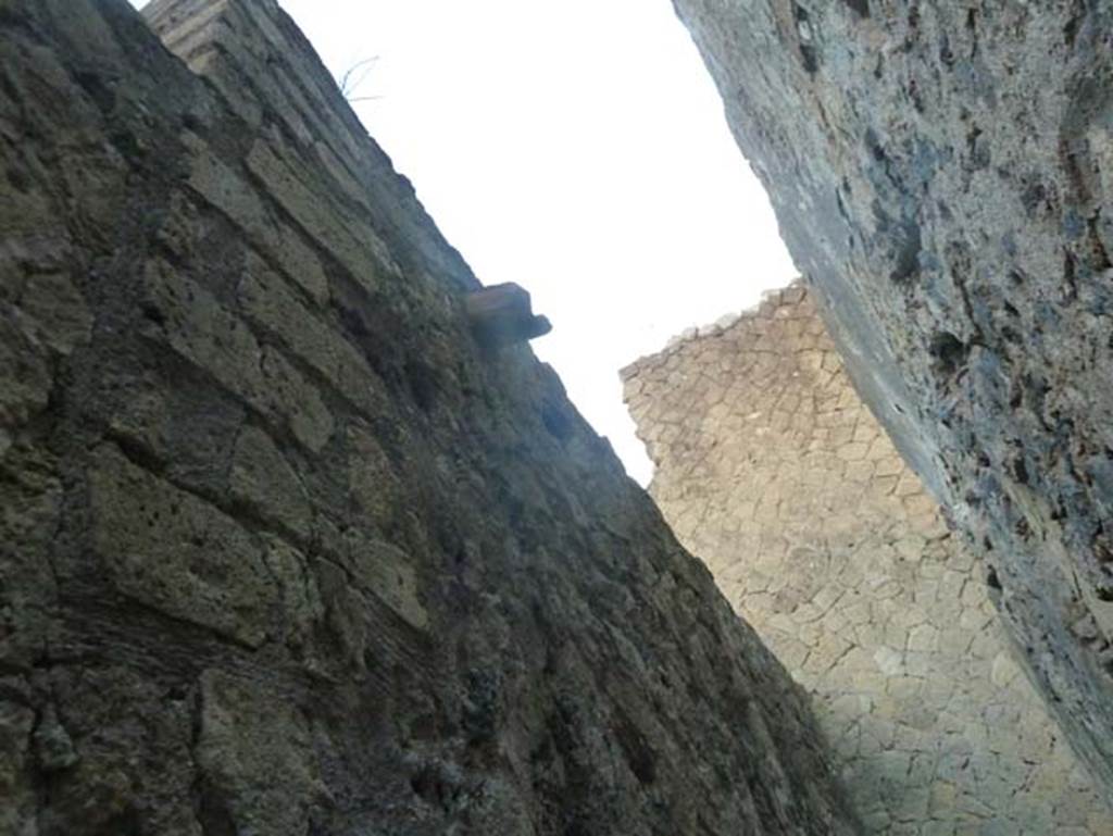 Ins. V 35, Herculaneum, September 2015. Upper east wall of corridor 8, looking south.