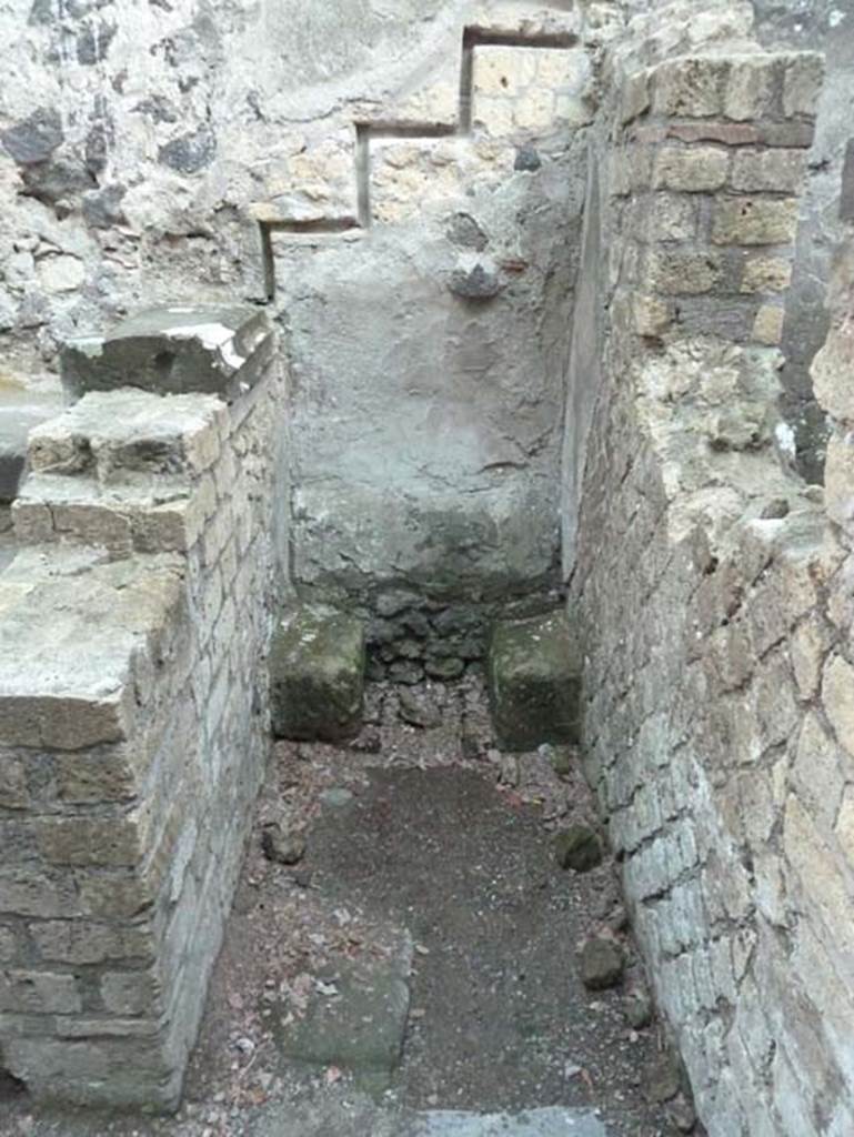 Ins. V 35, Herculaneum, September 2015. Latrine beneath stairs to upper floor.