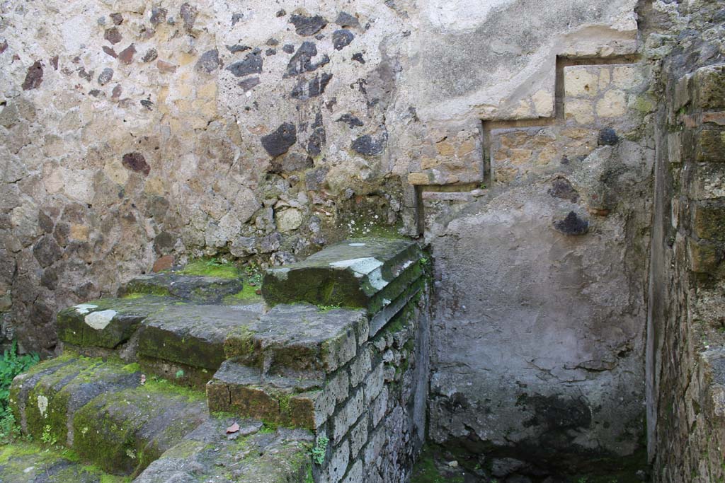 V.35 Herculaneum. March 2014. Steps to upper floor.
Foto Annette Haug, ERC Grant 681269 DÉCOR

