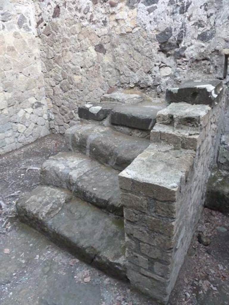 Ins. V 35, Herculaneum, September 2015. Lower steps of stairs to upper floor.
