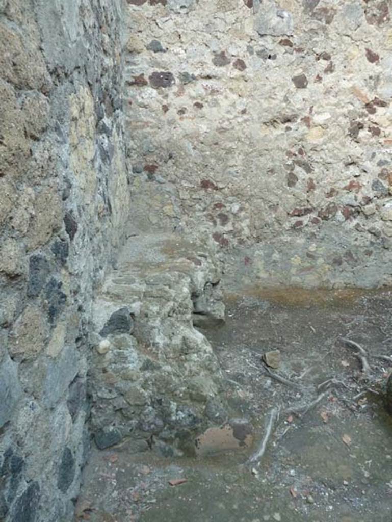 V.35 Herculaneum, September 2015. Looking north towards bench/hearth in north-west corner of kitchen 9.