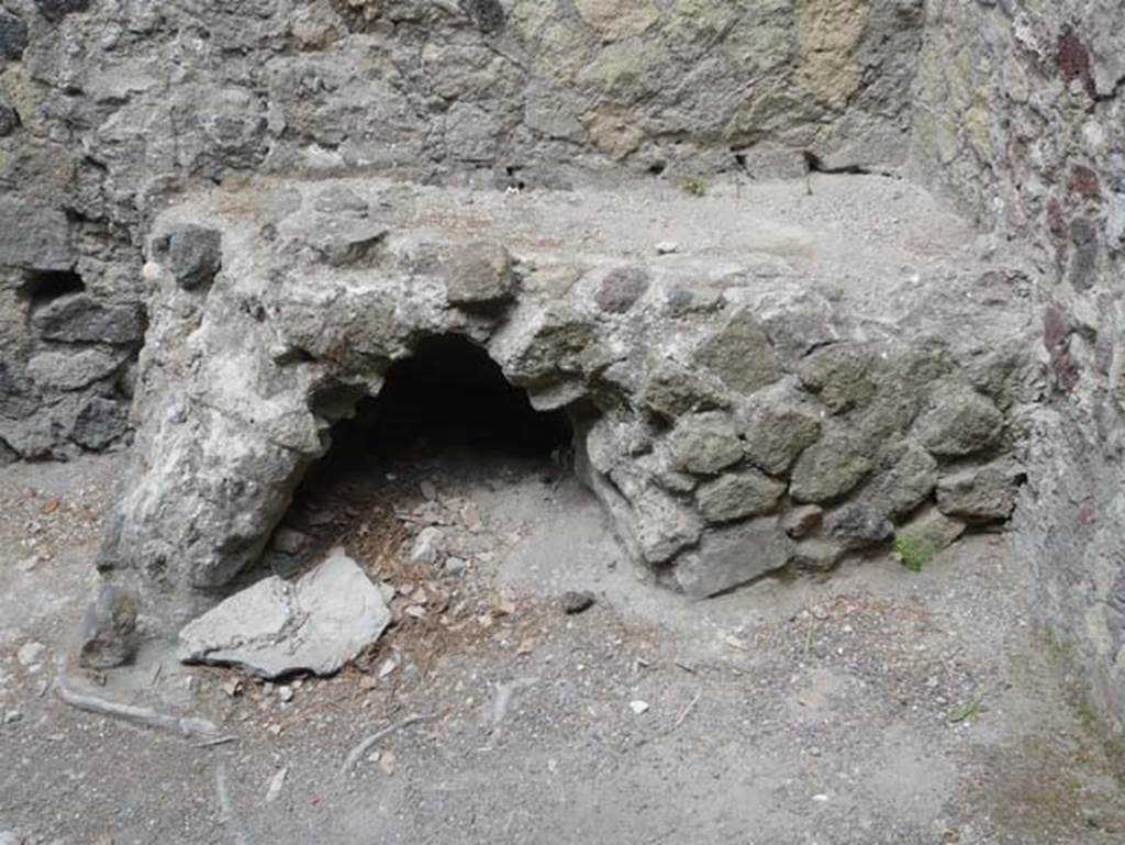 V.35 Herculaneum. August 2013. Bench/hearth in kitchen against west wall. Photo courtesy of Buzz Ferebee.