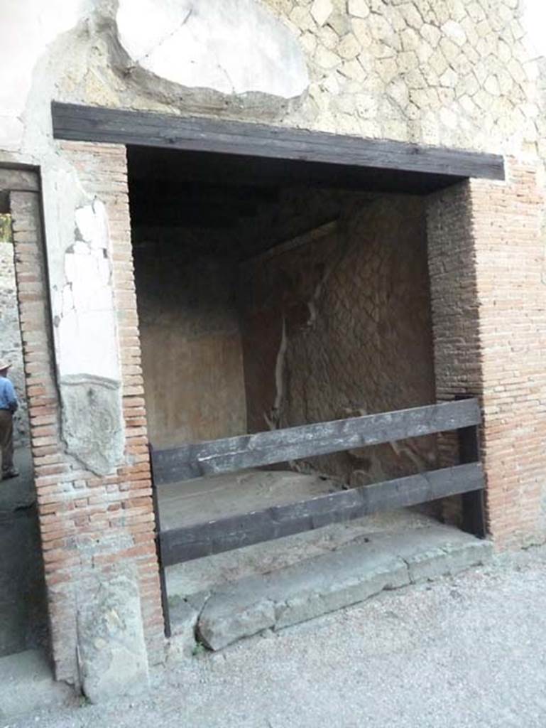 V.35 Herculaneum, September 2015. 
Exedra 4, doorway on north side of vestibule 11. On the left of the photo is Corridor 8.

