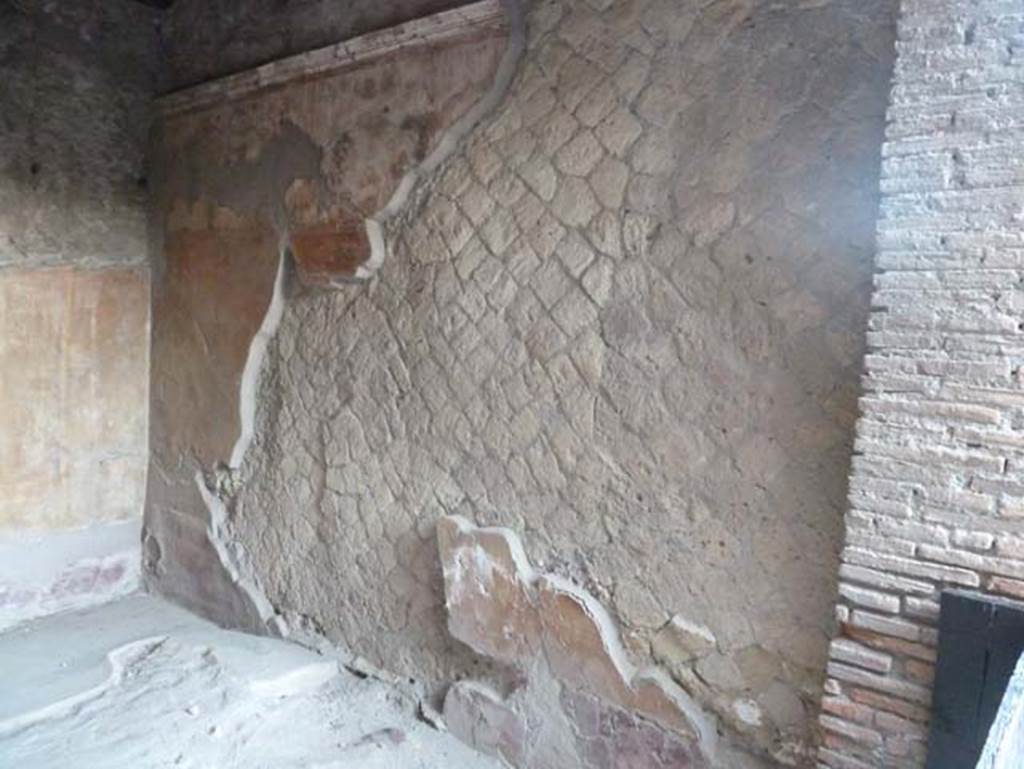 Ins. V 35, Herculaneum, September 2015. Exedra 4, east wall.
