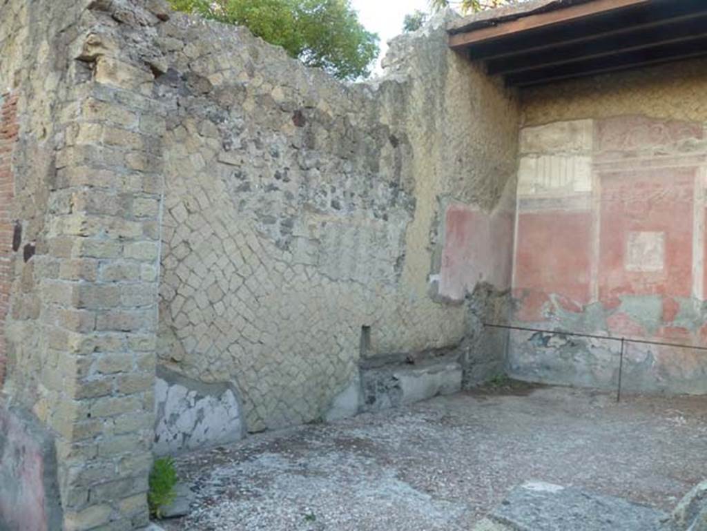 Ins. V 35, Herculaneum, September 2015. Triclinium 1, looking towards west wall from entrance doorway.