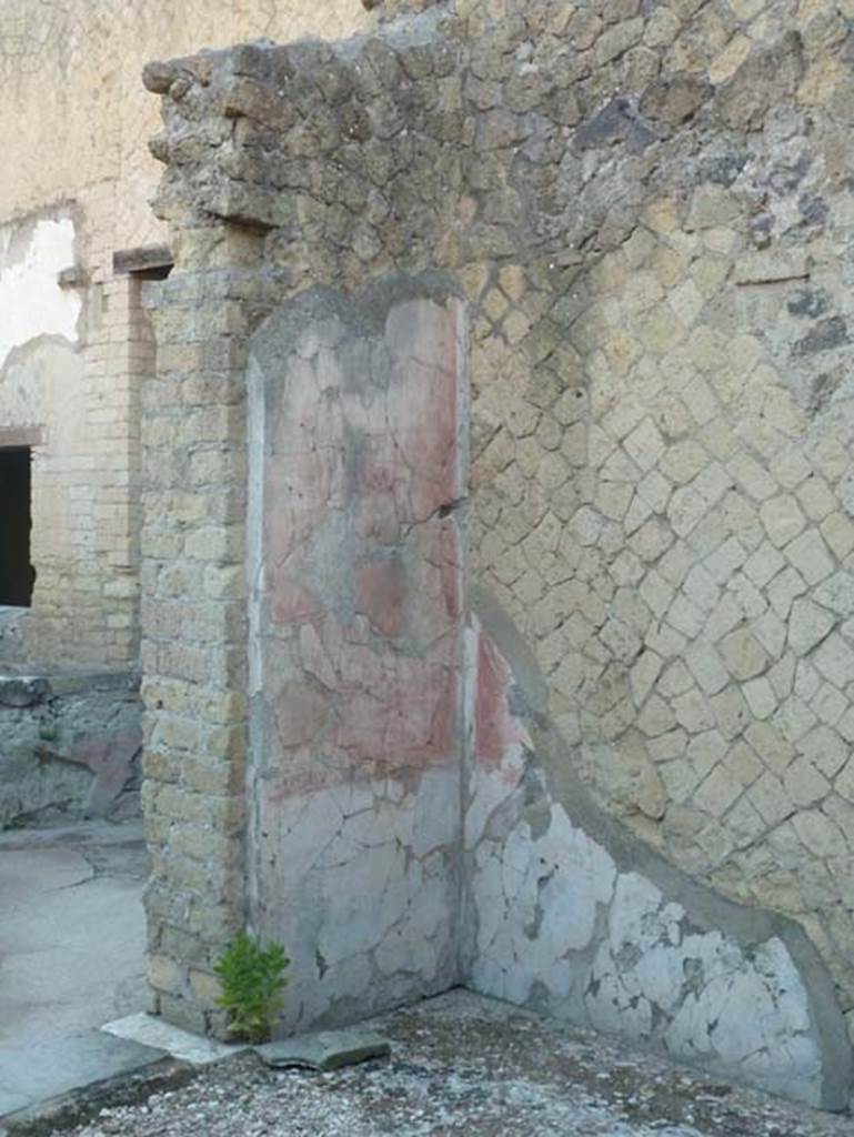 Ins. V 35, Herculaneum, September 2015. Triclinium 1, looking towards south-west corner and doorway to vestibule 11.
