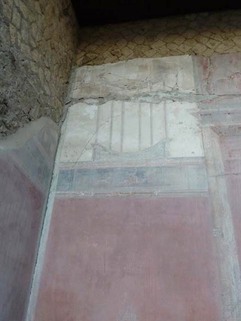 Ins. V 35, Herculaneum, September 2015. Triclinium 1, west end of north wall.