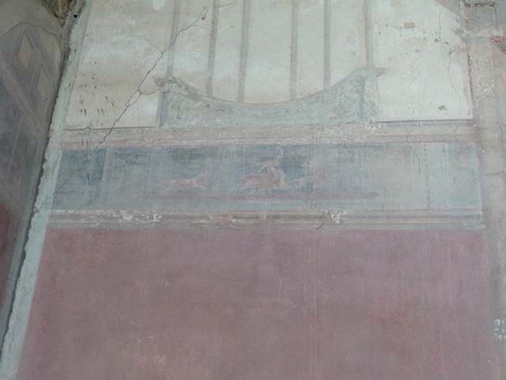 Ins. V 35, Herculaneum, September 2015. Triclinium 1, detail from panel at west end of north wall.