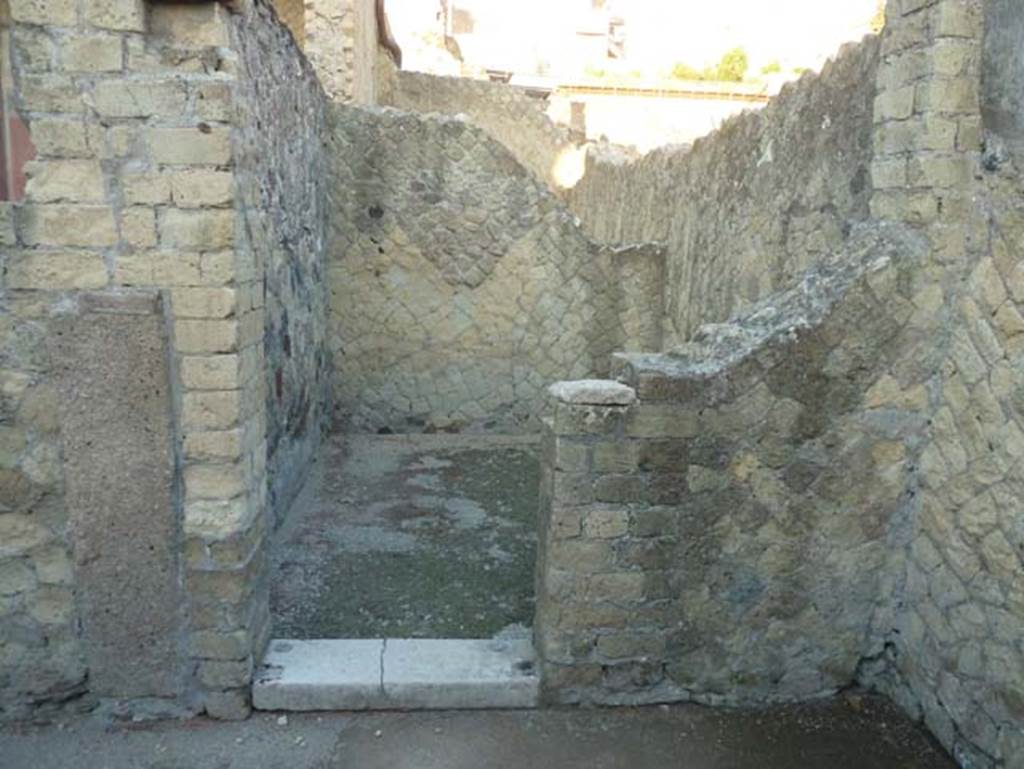 V. 35, Herculaneum, September 2015. Doorway to cubiculum 3, in north wall of Vestibule 11. 