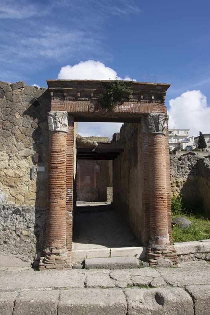 V.35 Herculaneum. March 2019. Looking north to entrance doorway.
Foto Annette Haug, ERC Grant 681269 DÉCOR

