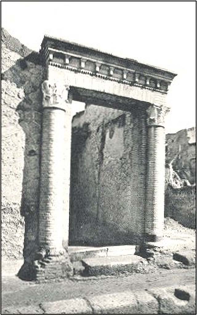 V.35 Herculaneum. Undated postcard entitled “Portale a colonne”.
Looking towards entrance doorway. Photo courtesy of Peter Woods.
