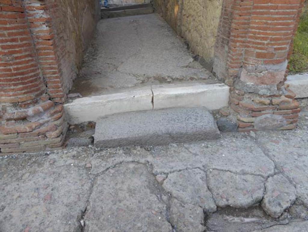 V. 35, Herculaneum, September 2015. Looking north to threshold to doorway. Photo courtesy of Michael Binns.