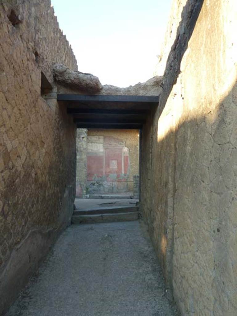 V.35 Herculaneum, September 2015. Looking north along entrance corridor 13 towards the triclinium 1.