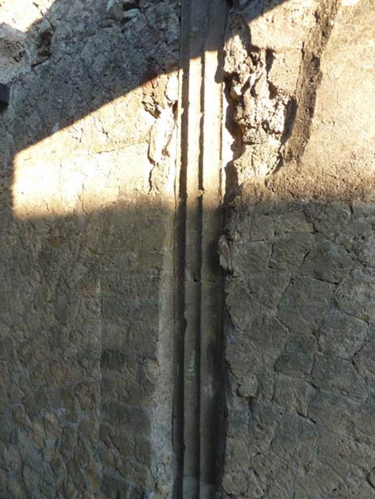 Ins. V 35, Herculaneum, September 2015. East wall of entrance corridor, or fauces 13.
According to Maiuri, embedded in the walls of the fauces as constructional material, there are tufa columns perhaps belonging tot he ancient, destroyed peristyle of the adjoining Samnite House.
See Maiuri, A. Herculaneum, (No.53 of the series of Guide-books to Museums, Galleries and Monuments of Italy), (p.52)

