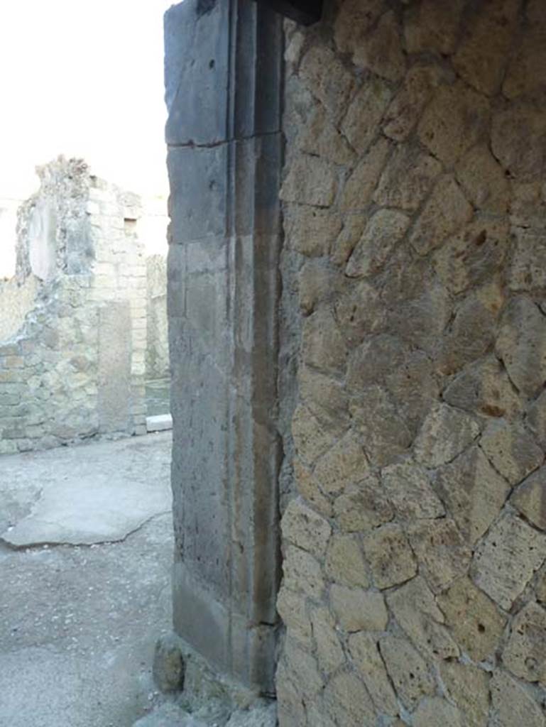 Ins. V 35, Herculaneum, September 2015. Embedded tufa columns in east wall of entrance corridor, or fauces 13.
