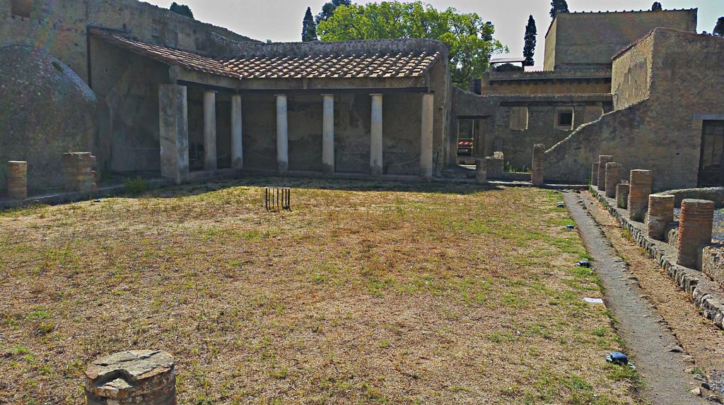 VI.1/4/5/7, Herculaneum. Photo taken between October 2014 and November 2019.
Looking east across rectangular space towards doorway to VI.7, in centre. Photo courtesy of Giuseppe Ciaramella.

