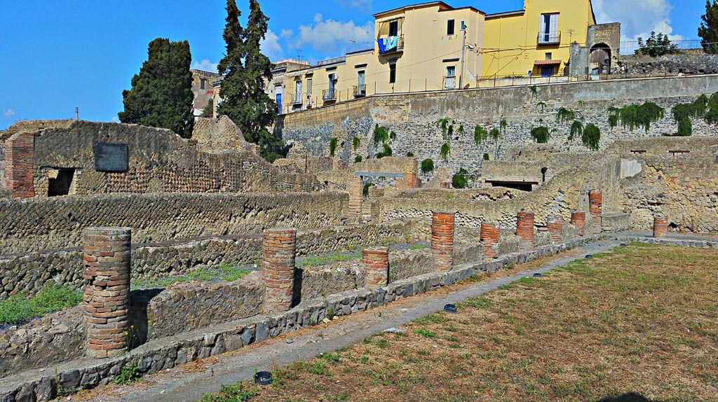 VI.1/7, Herculaneum, photo taken between October 2014 and November 2019. 
Looking south-west from east portico towards columned portico of palaestra. Photo courtesy of Giuseppe Ciaramella.

