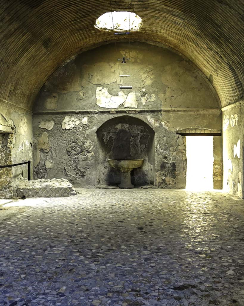 VI.1/7, Herculaneum, August 2021. 
Looking across flooring towards north wall with marble basin set in an apse. Photo courtesy of Robert Hanson.
