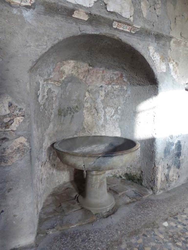 VI.1, Herculaneum. October 2014. North wall of apodyterium with cipollino marble basin (labrum) in an apse. Photo courtesy of Michael Binns.
