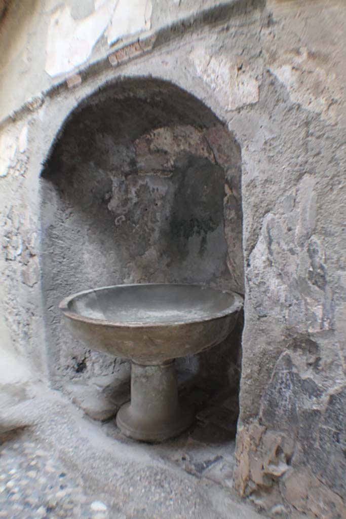 VI.1, Herculaneum. March 2014. 
North wall of apodyterium with cipollino marble basin (labrum) in an apse.
Foto Annette Haug, ERC Grant 681269 DÉCOR
