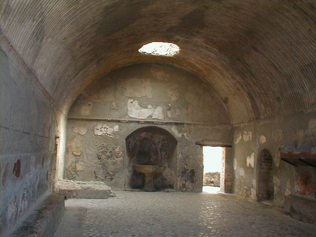 Ins. VI.1/7. September 2004. Looking towards north wall, and doorway to rear corridor, in centre right, with arched doorway to warm room (tepidarium) on right
