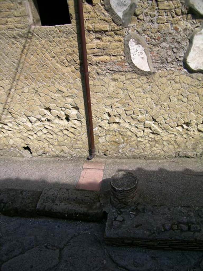 VI.8 and VI.9 Herculaneum, May 2004. 
Exterior faade, remains of column and pavement on west side of Cardo IV.
Photo courtesy of Nicolas Monteix.
