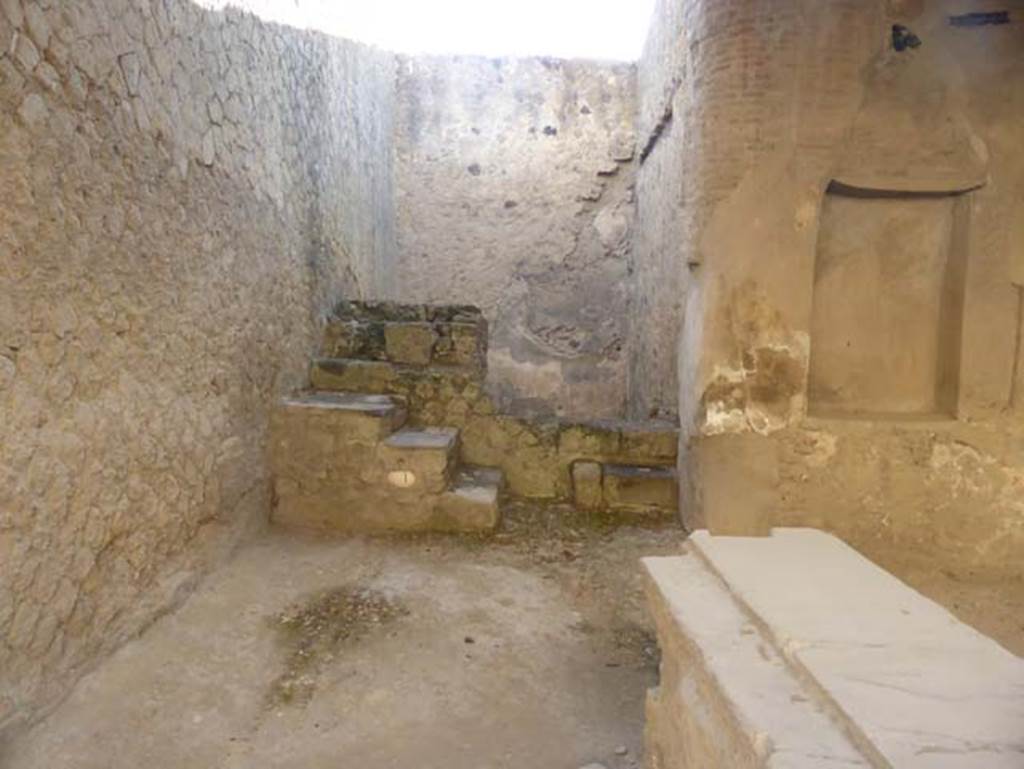 VI.12 Herculaneum, September 2015. Looking towards east end of south side of shop.