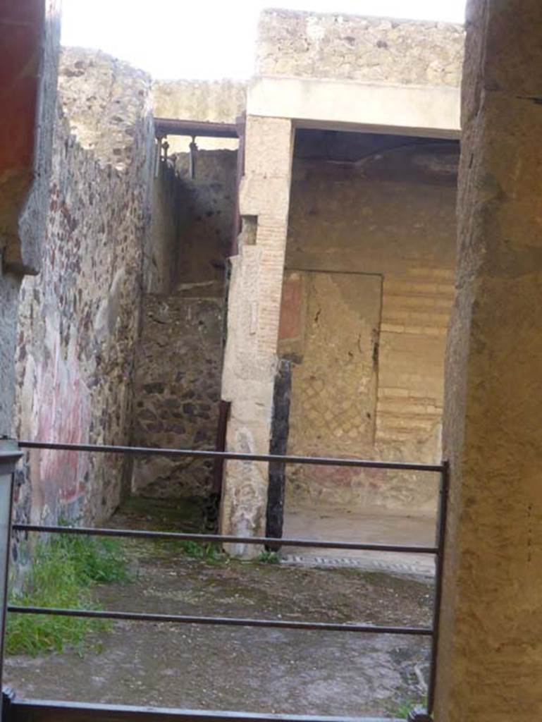 Ins. VI 16, Herculaneum, September 2015. Doorway in south-west corner, linking to atrium of VI.17. Originally this room at VI.16 would have been a cubiculum.
