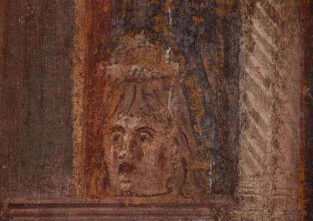 VI.21, Herculaneum, April 2018. Decorative painted mask from north end of central painting on east wall. Photo courtesy of Ian Lycett-King. Use is subject to Creative Commons Attribution-NonCommercial License v.4 International.

