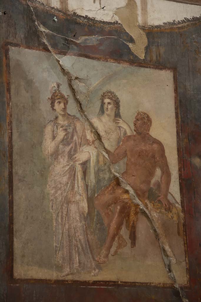 VI.21 Herculaneum, March 2019. Central painting on east wall.  
Wall painting of Hercules being welcomed to heaven by Jupiter, in the form of a rainbow, Minerva (on left with helmet) and Juno (on right).
Foto Annette Haug, ERC Grant 681269 DÉCOR

