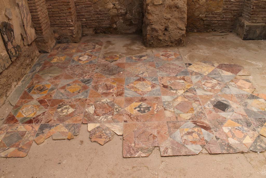 VI.21 Herculaneum, March 2014. Detail of Opus signinum flooring.
Foto Annette Haug, ERC Grant 681269 DÉCOR

