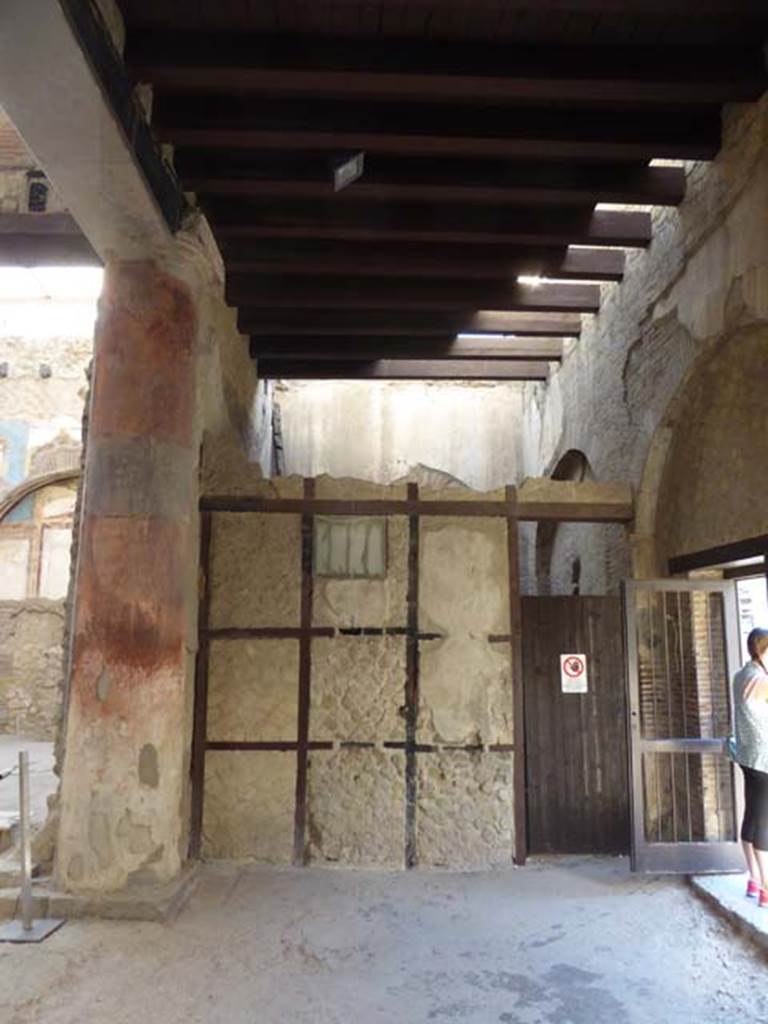 VI.21, Herculaneum. September 2015. Looking south towards wall of Opus craticium, belonging to a possible caretaker’s room.  Photo courtesy of Michael Binns.

