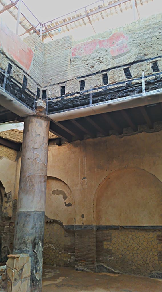 VI.21 Herculaneum, photo taken between October 2014 and November 2019. 
Looking towards upper north-east corner and east wall. Photo courtesy of Giuseppe Ciaramella.
