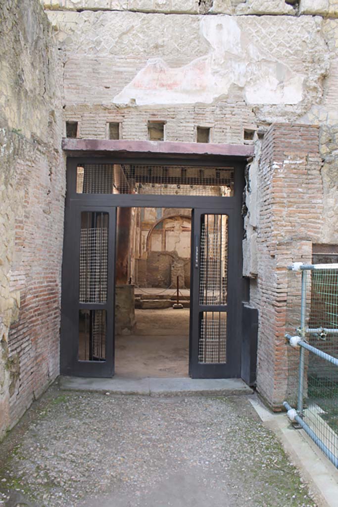 VI.21, Herculaneum. March 2014.  Entrance doorway on Decumanus Maximus, looking south.
Foto Annette Haug, ERC Grant 681269 DÉCOR.

