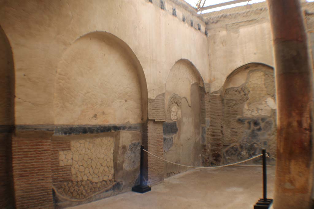 VI.21 Herculaneum, March 2014. Looking along east wall towards south-east corner.
Foto Annette Haug, ERC Grant 681269 DÉCOR
