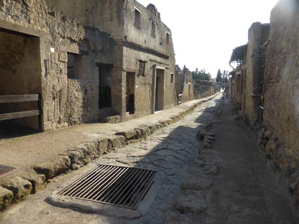 Cardo III Superiore, Herculaneum, September 2015. Looking south from between VI. 26, on left, and Ins. VII, on right.