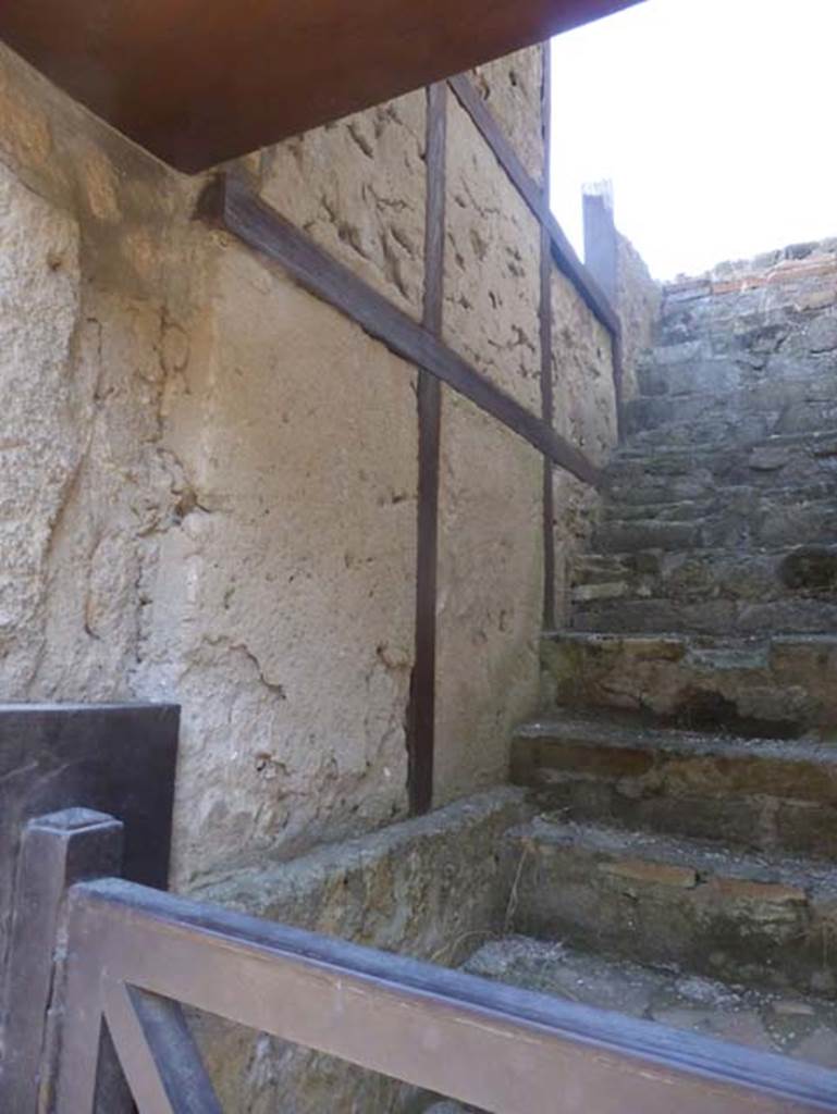 Ins. VI.27, Herculaneum, September 2015. North wall of steps to upper floor.