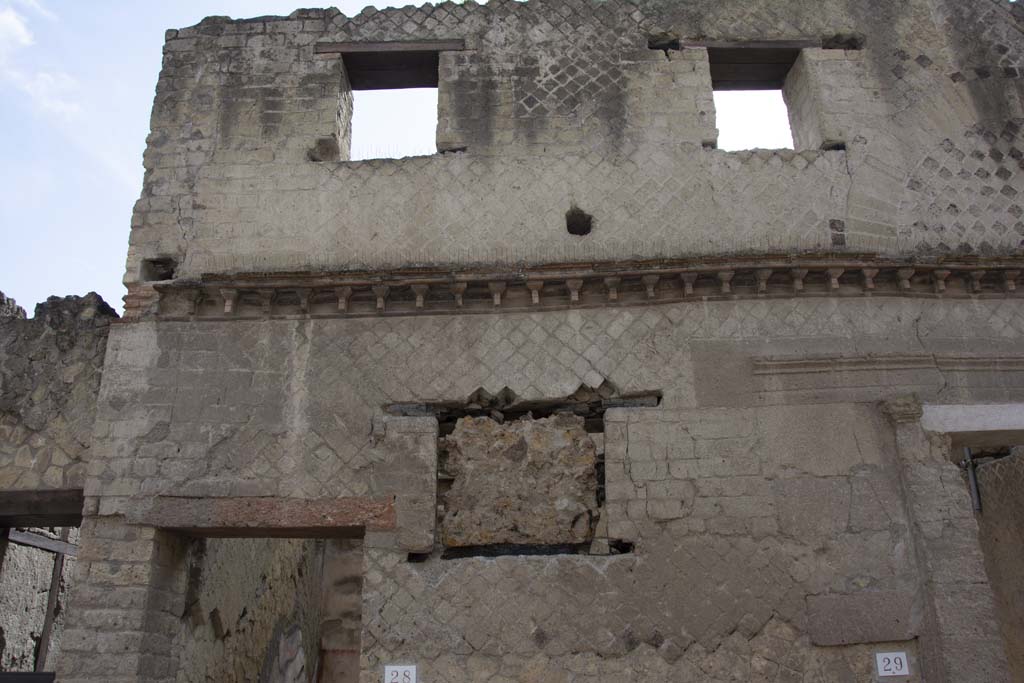 VI.28 Herculaneum. March 2019. Upper wall and window above entrance doorway.  
Foto Annette Haug, ERC Grant 681269 DÉCOR.
