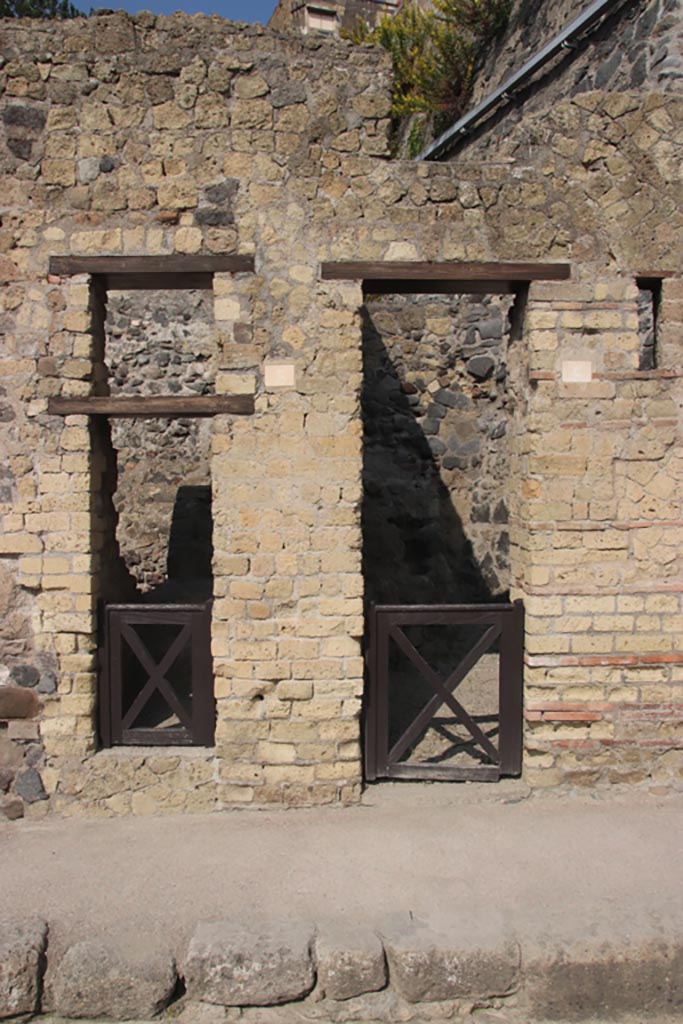 VII.5 Herculaneum, on left. October 2023. 
Doorways on west side of Cardo III, with VII.6, on right. Photo courtesy of Klaus Heese.
