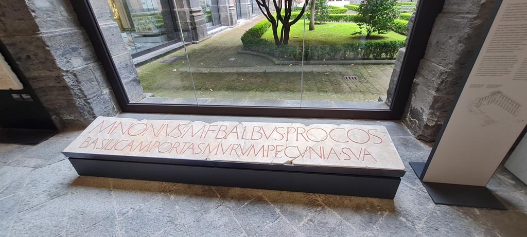 Herculaneum Basilica Noniana. April 2023. Inscription. Photo courtesy of Giuseppe Ciaramella.
Ercolano (Napoli), 'alla masseria de Bisogno' 'presso al podere Savarese' (lug. 1758) (inv. 3737)
The descriptive card to the right says –
The construction of the Basilica was financed by Marcus Nonius Balbus, as is shown by an inscription found in the building.
M(arcus) Nonius M(arci) f(ilius) Balbus, proco(n)s(ul),
basilicam, portas, murum, pecunia sua.      [CIL X, 1425]
