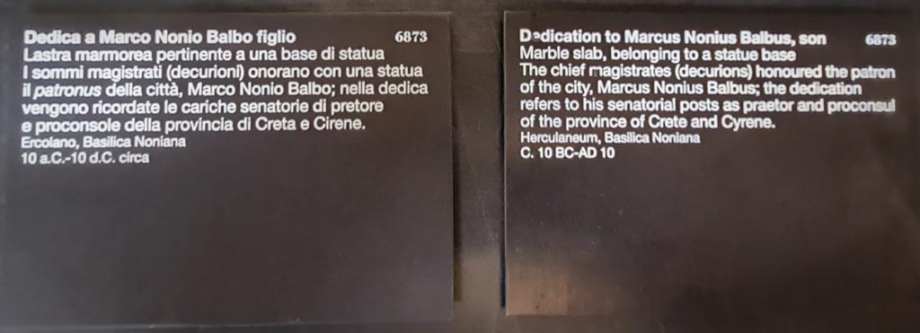 Herculaneum Basilica Noniana. April 2023. Exhibition descriptive card for statue dedication to Marco Nonio Balbo figlio inventory number 6873 
Photo courtesy of Giuseppe Ciaramella.
