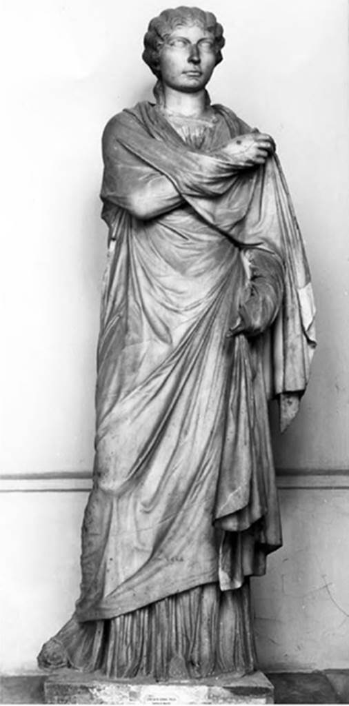 VII, Herculaneum, 1976. Perhaps one of the sisters of Nonius Balbus, found in the Basilica. 
Now in Naples Archaeological Museum. Inventory number 6244.
