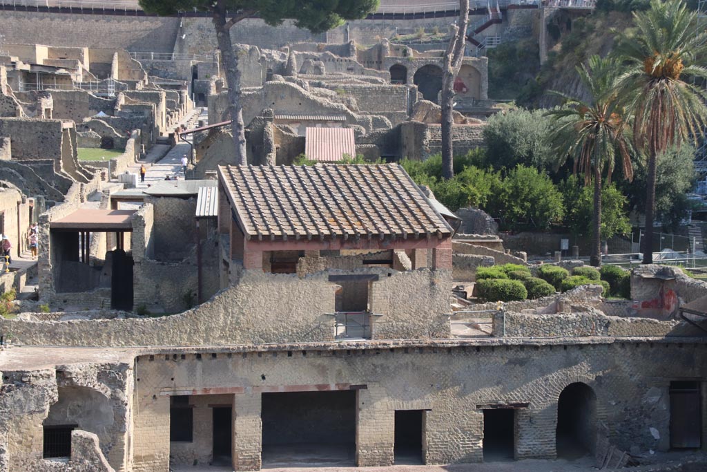 Ins. Or. I.1, Herculaneum. October 2023. Looking north from access roadway
In the centre is the doorway to room 6 which would have opened onto the now collapsed loggia, above the rooms of Ins. Or. I.1a below.
Photo courtesy of Klaus Heese.
