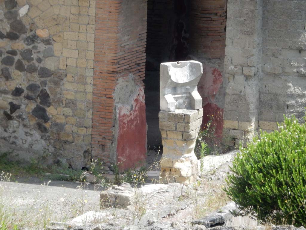 Ins. Orientalis I, 1, Herculaneum, June 2019. Sundial in garden area. Photo courtesy of Buzz Ferebee.
