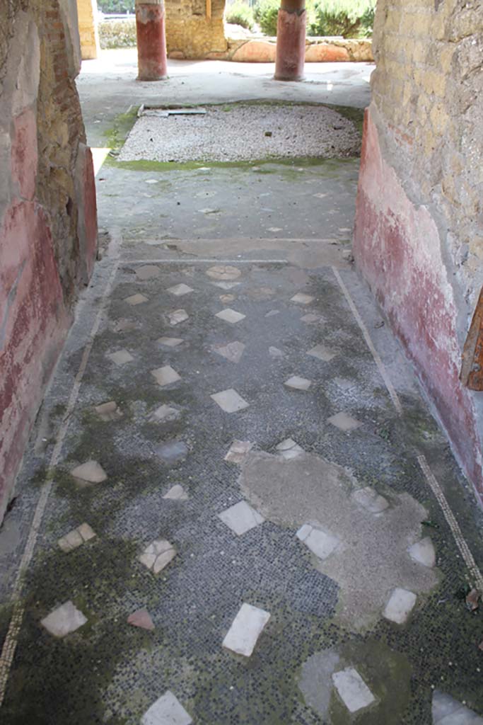 Ins. Orientalis I, 1, Herculaneum, March 2014. Looking east along entrance corridor towards atrium. 
Foto Annette Haug, ERC Grant 681269 DÉCOR

