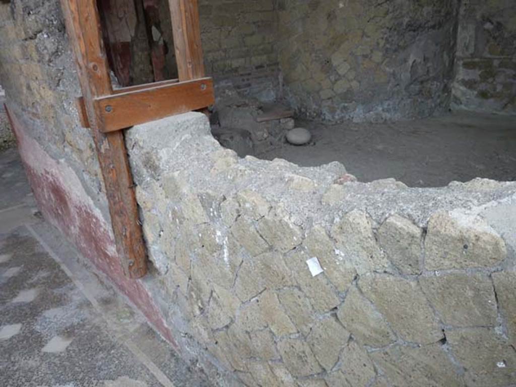 Ins. Orientalis I, 1, Herculaneum, September 2015. South wall of entrance corridor.